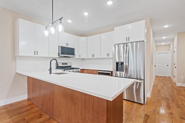 Building Photo - 277 Pearsall Ave