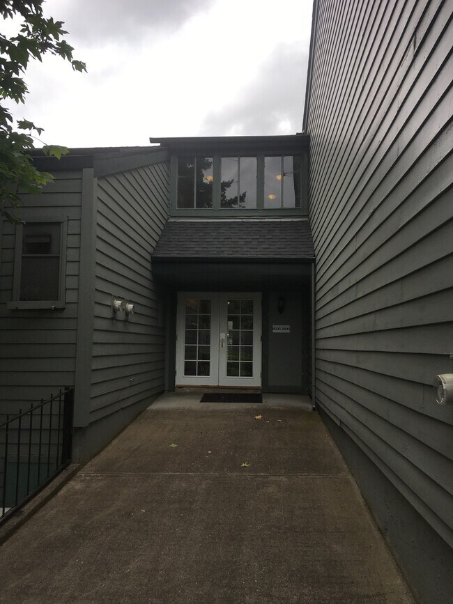 Building Photo - Move in special available now!!