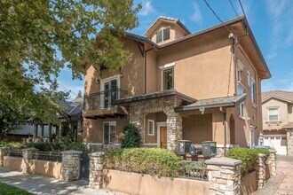 Building Photo - Modern House Near Downtown