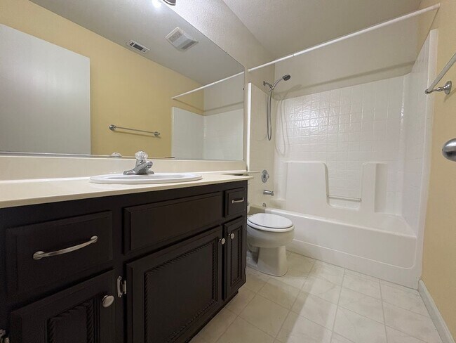 Building Photo - Three Bedroom Galt Home!