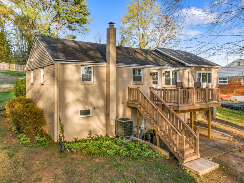 Building Photo - 2722 Woodley Pl