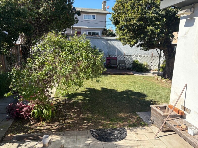 Building Photo - 2405 Perkins Ln