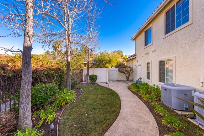 Building Photo - Luxury Living in this Stunning Pool Home!