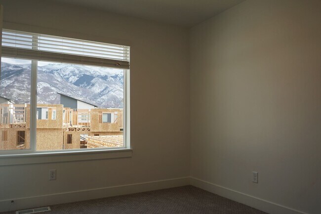Building Photo - Layton Townhome 3 Bed 2.5 Bath