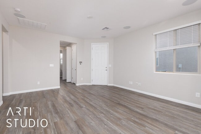 Building Photo - Beautiful Home on Parliament Pt With Spect...