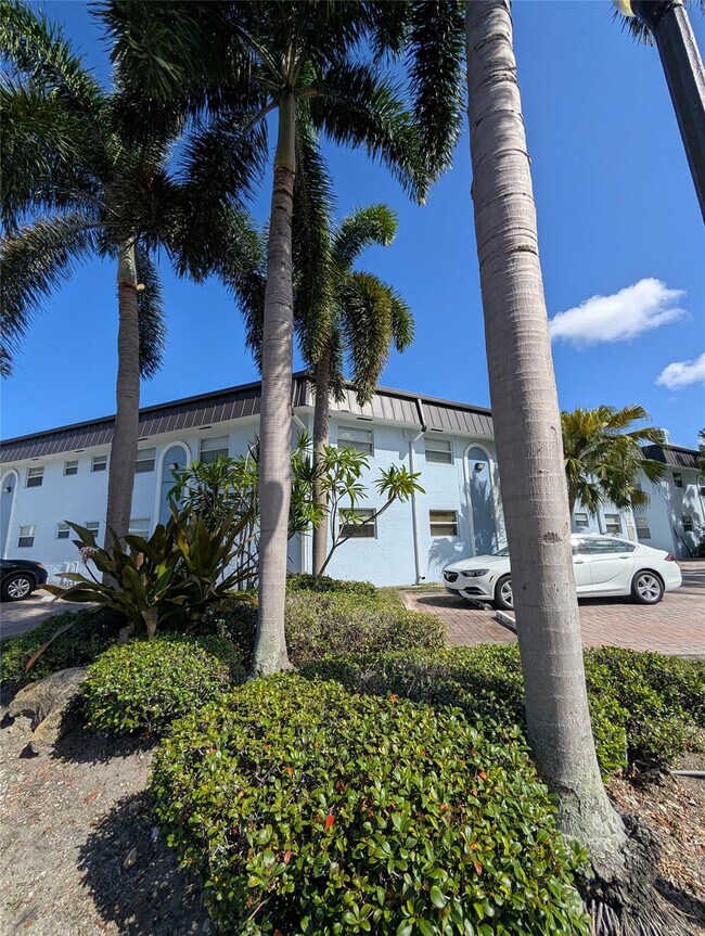 Building Photo - 1470 N Dixie Hwy