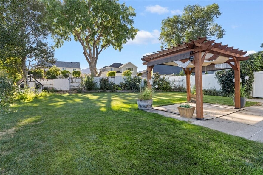 Backyard - 954 W River Point Cir