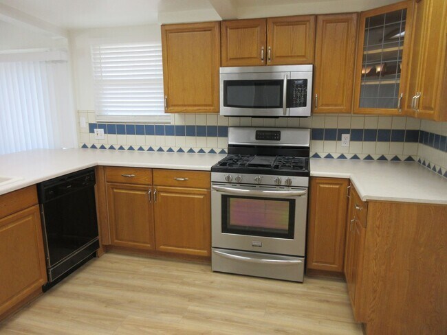 Building Photo - 10818 Paso Robles Ave