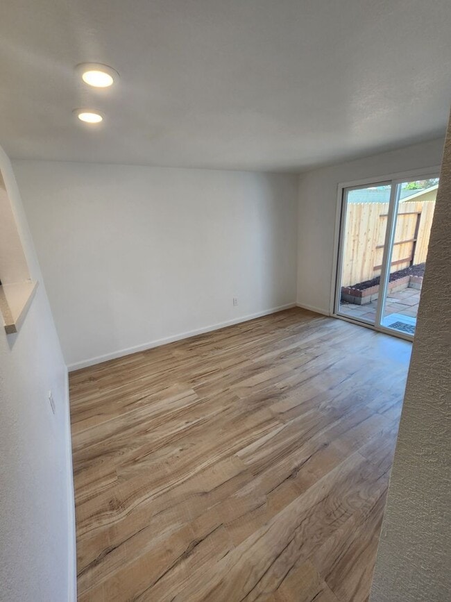 Building Photo - Newly Updated 2 Bed, 1 Bath