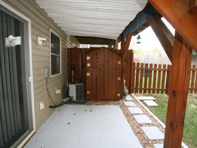 Building Photo - Spacious Home with Three Private Suites