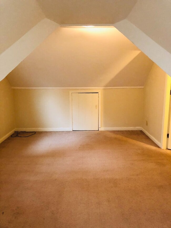 Building Photo - Adorable 3 bdrm/1 bath Home Located in Desirable West End!