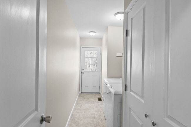 Building Photo - 3-Bedroom in Town of Farmville with Privacy and Convenience!