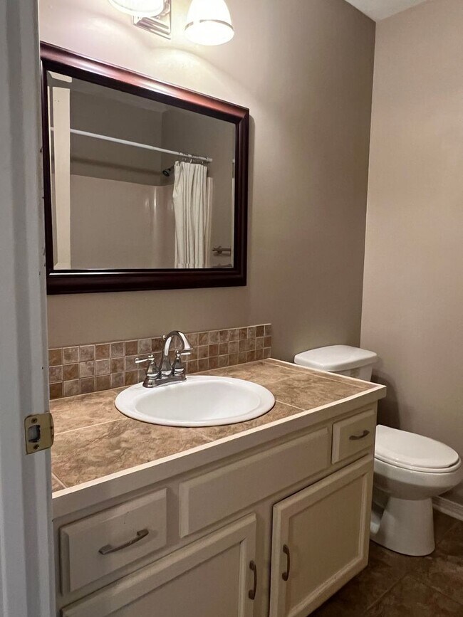 Building Photo - 127 Rolling Oaks Dr