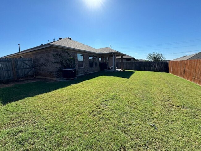Building Photo - 3 bed 2 bath located in Norman, with neigh...