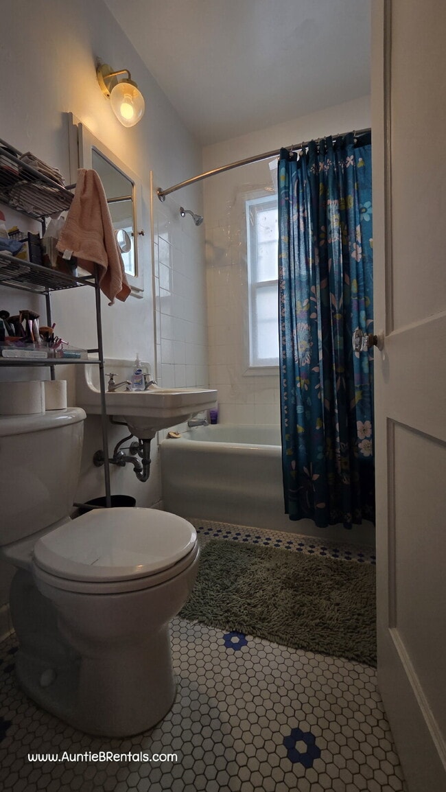 Building Photo - Spacious 3 Bed Duplex with Office + Bonus ...