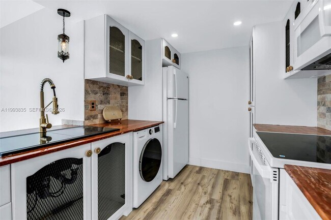 Building Photo - 285 NE 191st St