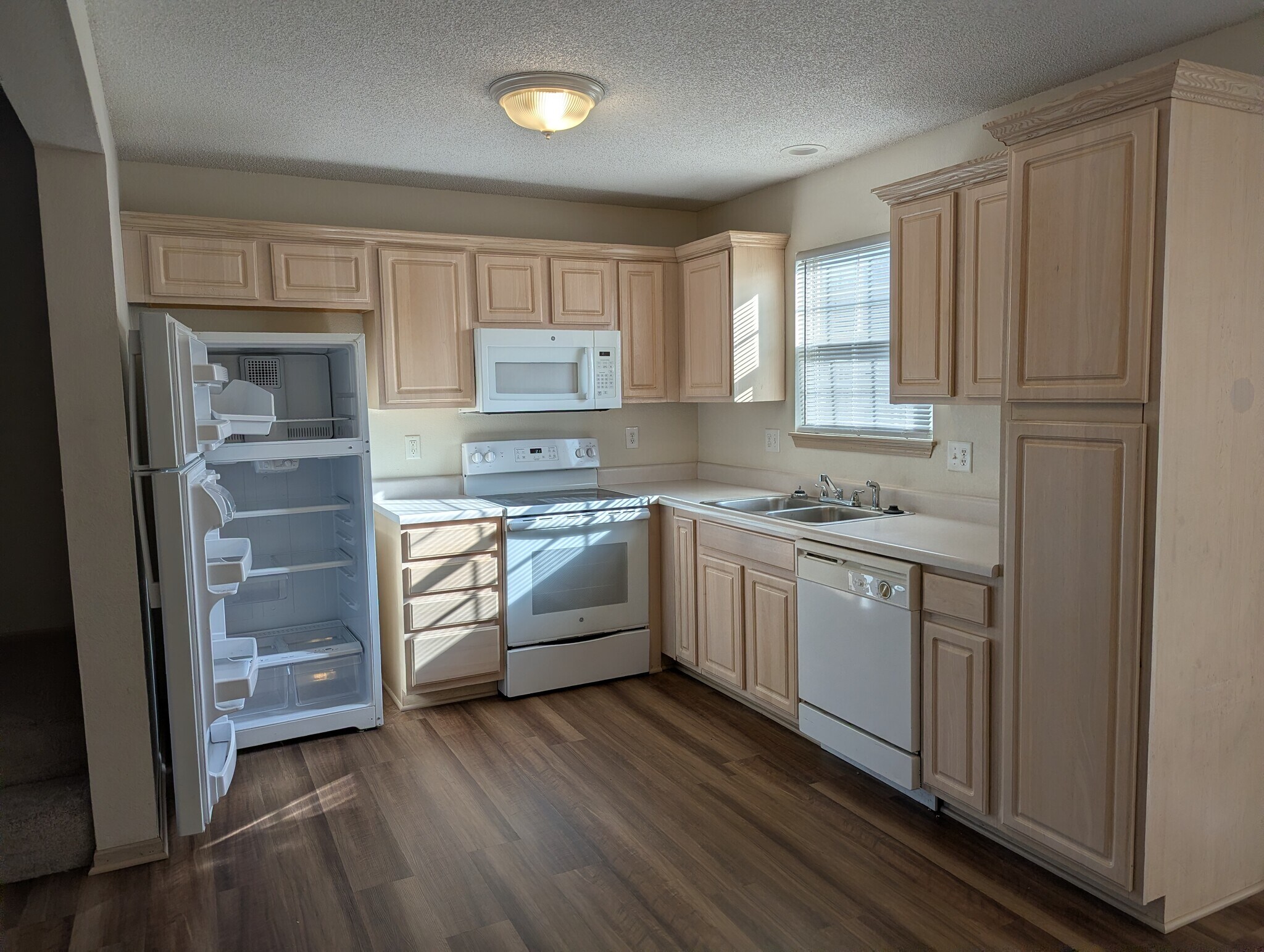 Kitchen - 203 W Nicholas Dr