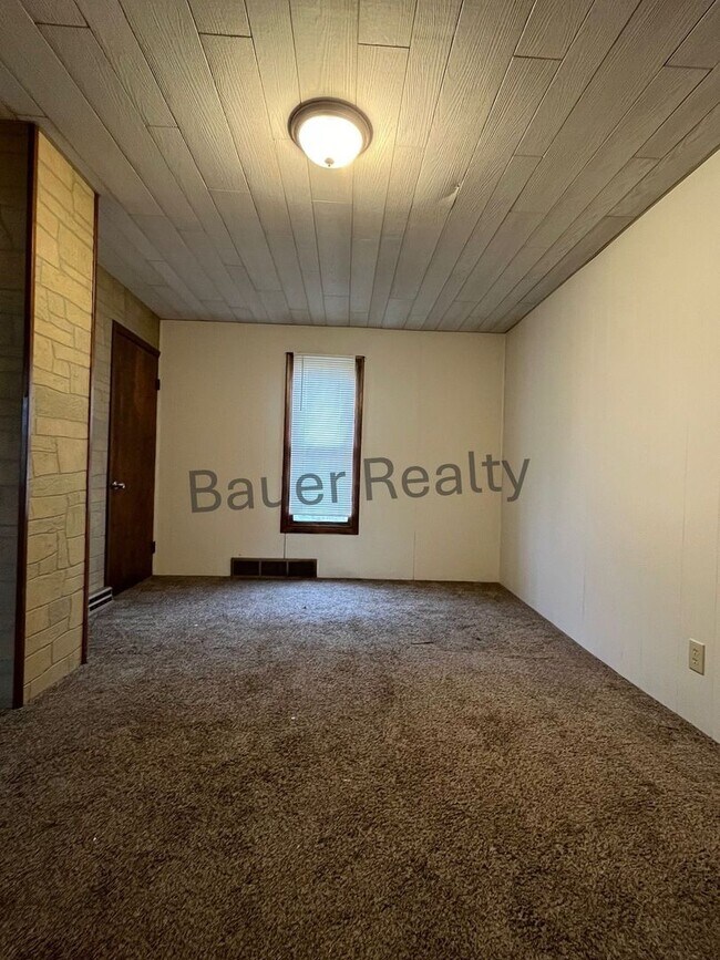 Building Photo - 3 -4 Bedroom Home Near Brookside Park