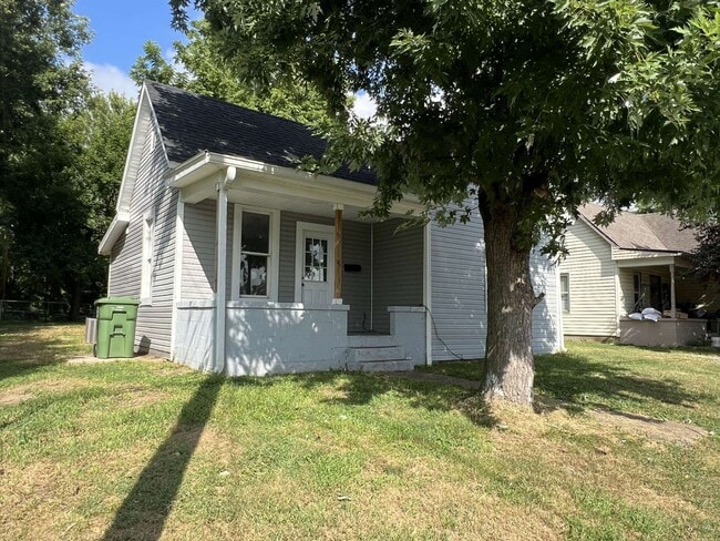 Primary Photo - 2 Bed | 1 Bath | Spacious Backyard