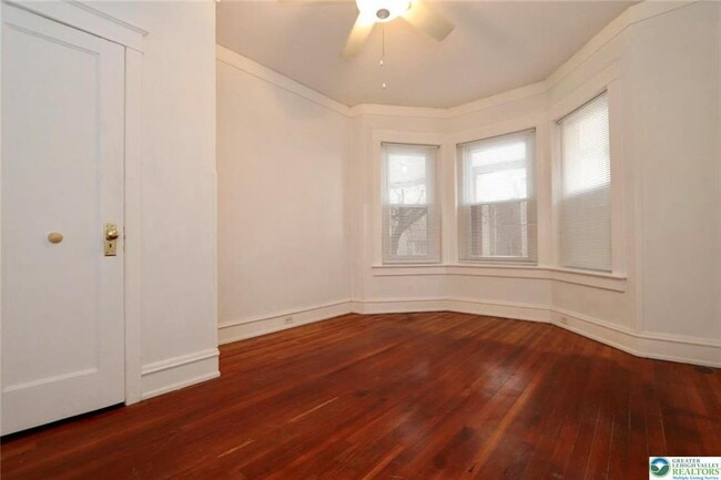 Building Photo - 728 E 6th St