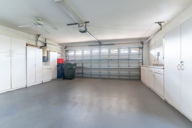 Building Photo - Spacious 3-Bed, 2-Bath Pool Home in Planta...