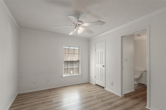 Building Photo - 112 Varsity Dr