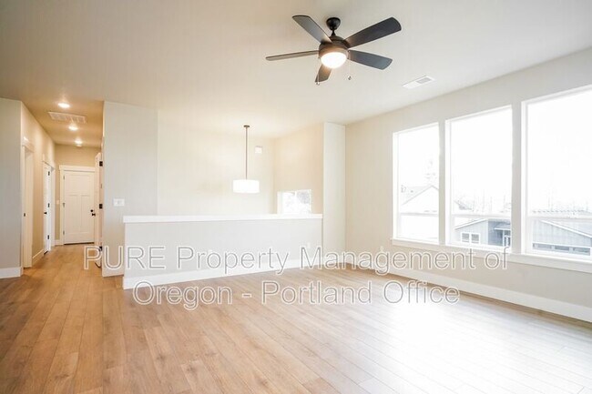 Building Photo - 2659 NE Justus Ave