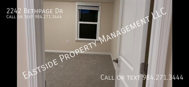 Building Photo - 2242 Bethpage Dr
