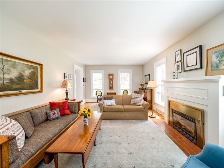 Living room - 164 S Main St