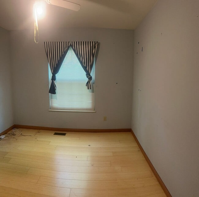 Building Photo - Spacious Home in Ladue Schools