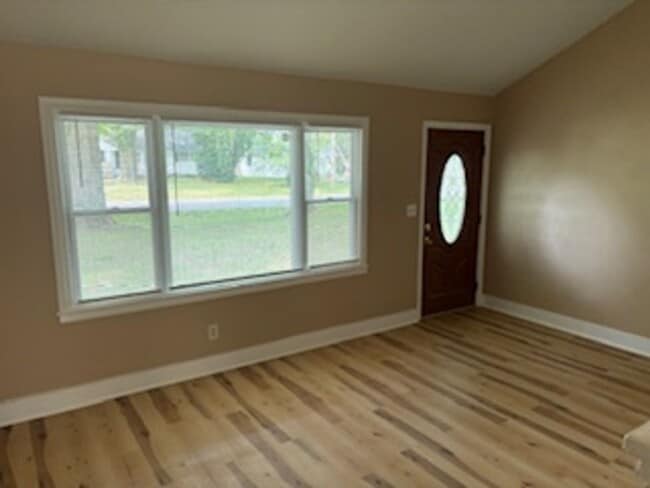 Building Photo - Cute 3 Bedroom, 1.5 Bathroom Home