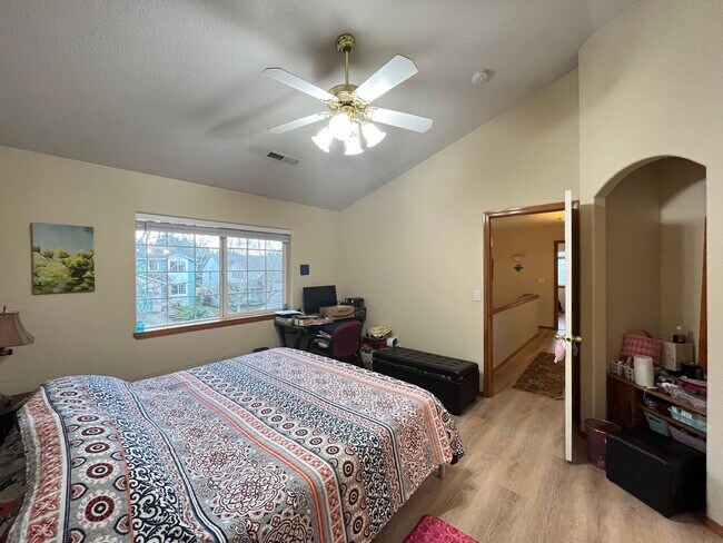 Building Photo - Beautiful 3 Bed, 2.5 Bath House in Central...