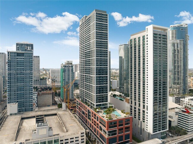 Building Photo - 601 NE 1st Ave