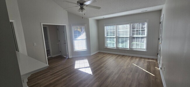 Building Photo - Great clean one level condo convenient to ...