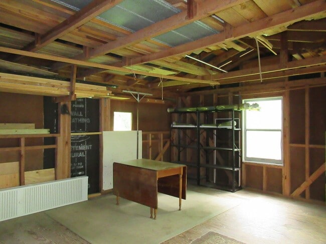 Building Photo - Lovely 2br bungalow with screened porch an...