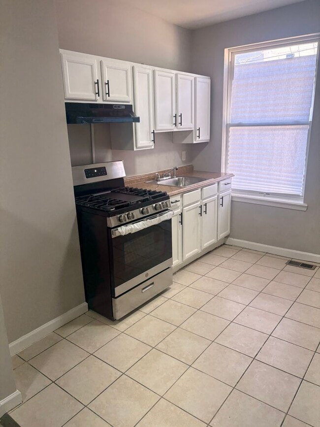Building Photo - Charming Baltimore Rowhome Near Johns Hopkins – Bright & Move-In Ready