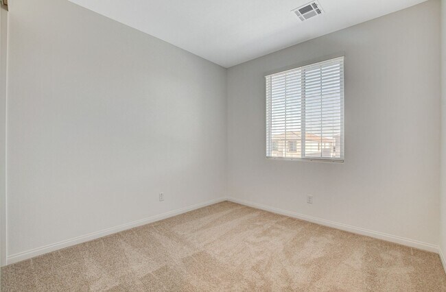 Building Photo - Newly built Home, gated