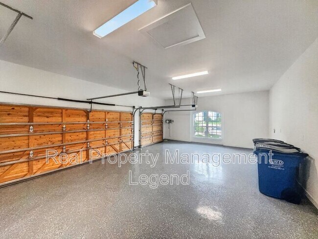 Building Photo - 809 Jamestown Ln