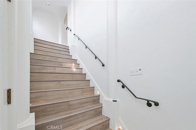 Building Photo - 411 Goldenrod Ave