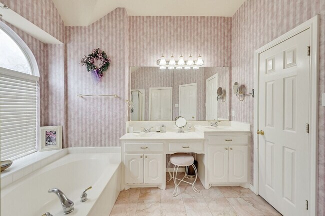 Building Photo - 1705 Fairfax Dr