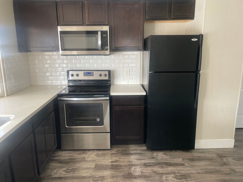 Electric stove - 2872 Green Tree Ave