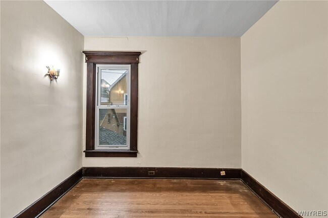 Building Photo - 42 Linden Park