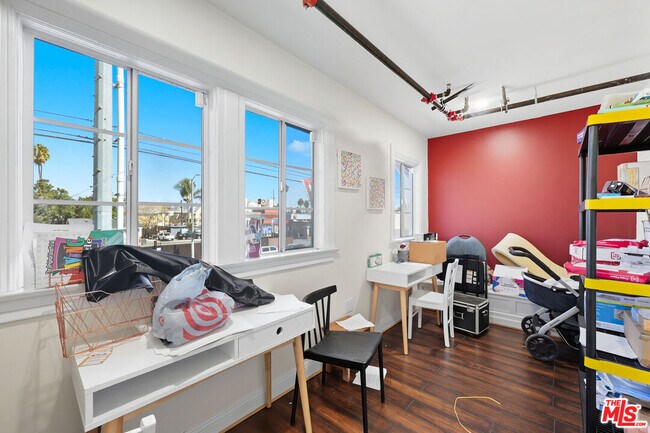 Building Photo - 522 W Vernon Ave