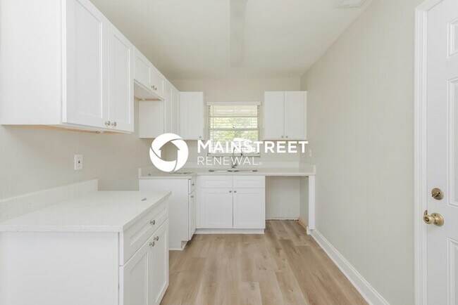 Building Photo - 3 Bedroom Pet-Friendly Home in Tampa, FL with Main Street Renewal