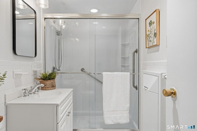 Building Photo - 887 Farmington Ave