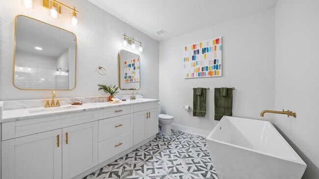 Building Photo - 1007 E Comanche Ave