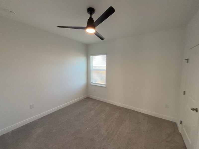 Building Photo - 2028 Sunshine Peak Dr