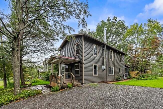 Building Photo - Charming Black Mountain Rental!