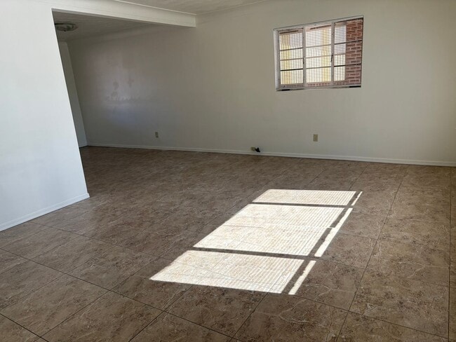 Building Photo - 3221 E Linden St