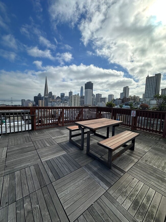 Building Photo - Spacious Nob Hill 3 BD/ 2 Bath Flat with Shared Roof-deck! Gorgeous City and Bay Views!!